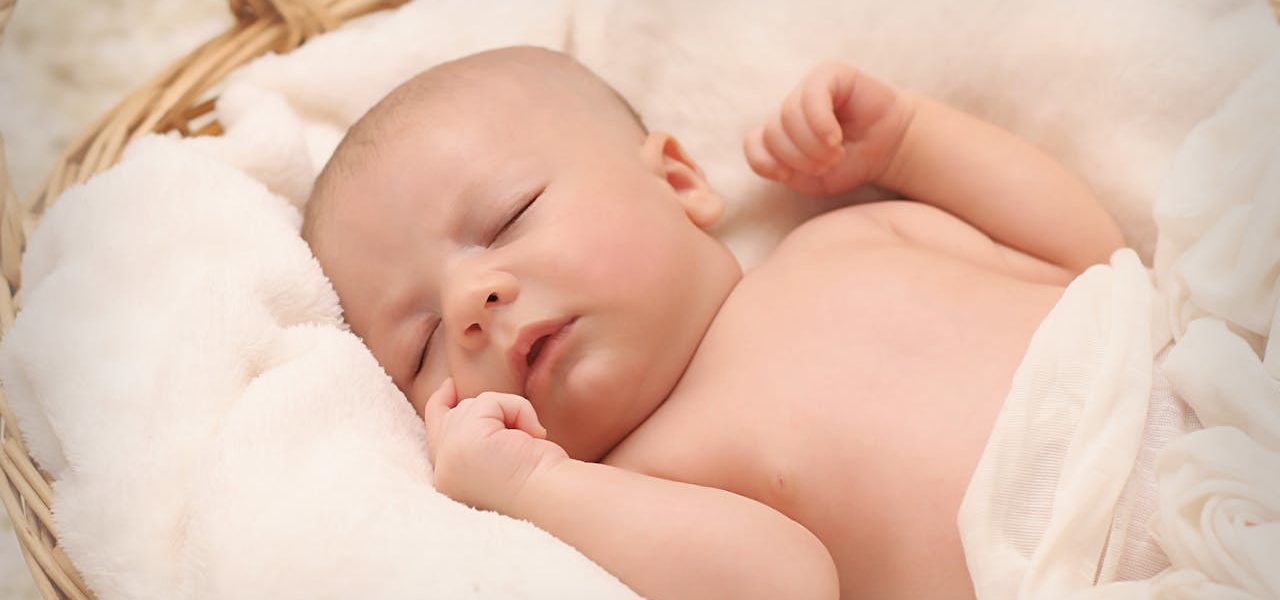 Babykleertjes cadeau geven: hier moet je op letten