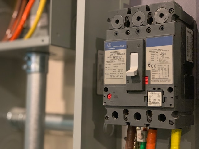 NEN 3140 en NEN 50110: wat houden deze keuringen in?